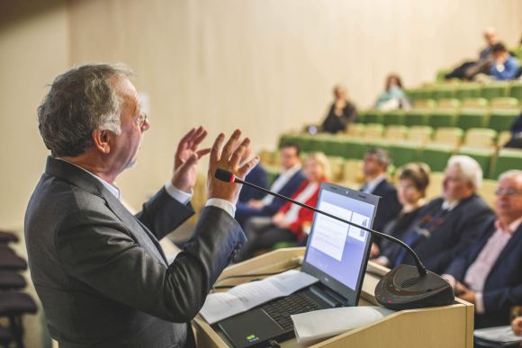 Fernand de Varennes a kolozsv�ri konferenci�n. Fot�k: FUEN/Mih�ly L�szl�