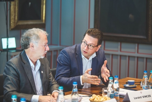 Fernand de Verrannes �s Vincze L�r�nt, a FUEN eln�ke a szerdai kolozsv�ri esem�nyen. (Fot�: Mih�ly L�szl�)