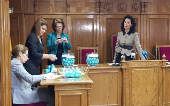 A �ttag� b�r�i test�letek kiv�laszt�sa sorsh�z�ssal. M�sodik felvon�s. Forr�s: Alexandra Cheroiu/Adev�rul