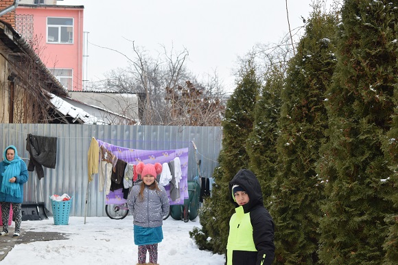 Gyerekek j�tszanak az udvaron