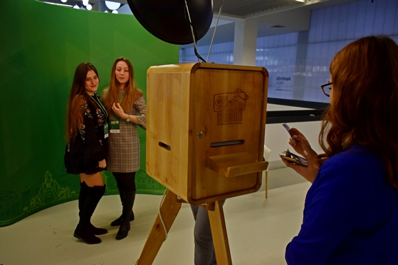 Tiszta fesztiv�lhangulat, m�r photo booth is van azoknak, akik szeretn�k meg�r�k�teni a kongresszusi �lm�nyeket.