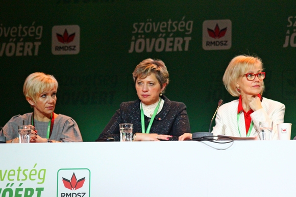 Megker�ltek a n�i politikusok is: Vida No�mi, L�rincz Helga �s a jobb sz�len Bir� Roz�lia