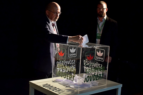 Mark� B�la az els�k k�z�tt szavazott.