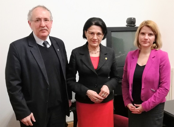 Tor� T. Tibor, Ecatarina Andronescu �s S�ndor Krisztina egy kb. 20 �ves t�v� t�rsas�g�ban