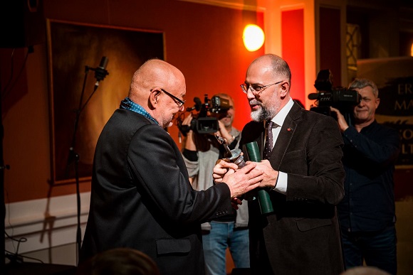 Marius Tabacu �tveszi a az Erd�lyi Magyar Kort�rs Kult�r��rt D�jat. Fot�: G�nczy Tam�s