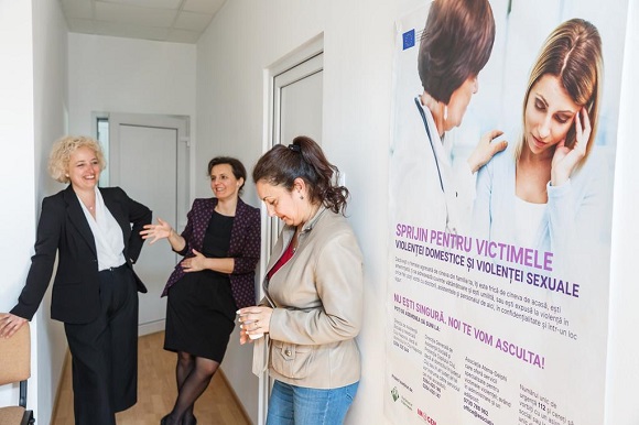 A k�zpont dolgoz�i: Hajnal K. Mayer szoci�lis munk�s, Camelia Rus jogtan�csos �s Raluca Farcaș pszichol�gus. Fot�: Dan T�utan