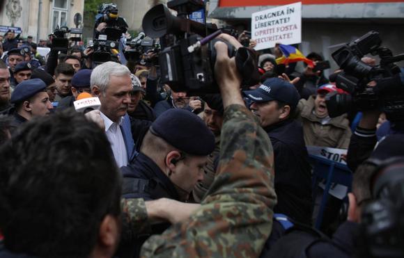 Liviu Dragnea meg�rkezik a legfels�bb b�r�s�gra. Forr�s: digi24.ro Fot�: InquamPhotos/Octav Ganea