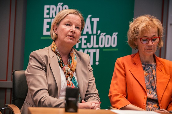 Heged�s Csilla �s Bir� Roz�lia. Fot�: Serar Szabolcs/Blink Media