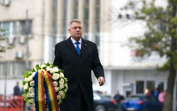 Az �llamf� minden �vben koszor�t helyez el az �ldozatok emlk�ke el�tt tisztelegve. Fot�: Presidency.ro<br /><br />