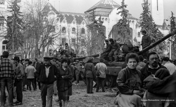Marosv�s�rhely, 1990 m�rcius 20, a hadsereg a k�t etnikum k�z� �ll. Fot�: B�lint Zsigmond / azopan.ro
