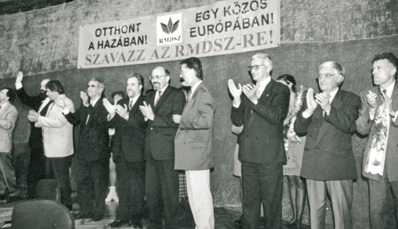 Kamp�nyz�r�, Marosv�s�rhely, 1996. okt�ber 30. Sz�kely Ervin, Tak�cs Csaba, D�zsi Zolt�n, Zonda Attila, Mark� B�la, Asztalos Ferenc, Frunda Gy�rgy, Fodor Imre, Borb�ly L�szl�. Forr�s: rmdsz.ro