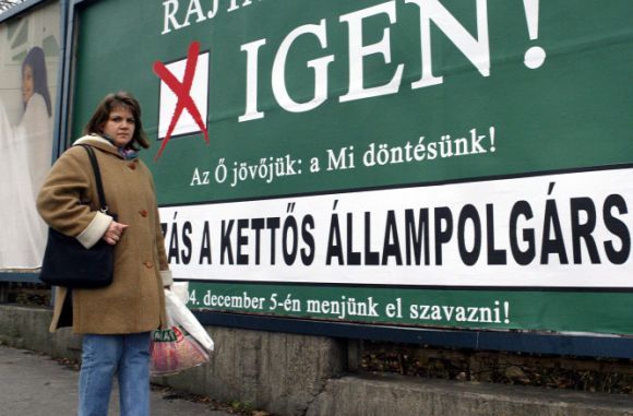 V�laszt�si plak�t a magyarorsz�gi 2004-es n�pszavaz�son. Forr�s: AFP / Kisbenedek Attila