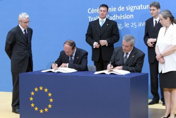 Traian B�sescu �llameln�k �s C�lin popescu-T�riceanu minisztereln�k 2005-ben al��rj�k az EU-hoz val� csatlakoz�si szerz�d�st. Fot�: fluierul.ro