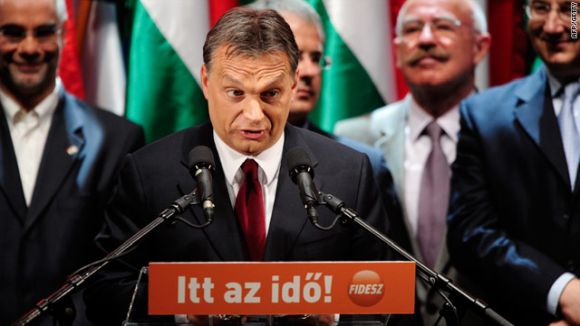 A Fidesz 2010-es gy�zelme ut�n, Orb�n Viktor besz�det mond. Fot�: CNN