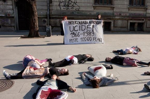 Eml�keztet� akci� a 770-es hat�rozatra, 2014-ben. Fot�: feminism-romania.ro