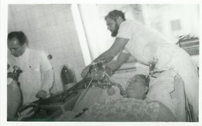 B�r�nyi Ferenc munka k�zben a k�rh�zban