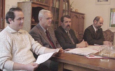 RMDSZ sajt�t�j�koztat�. K�z�pen Hossz� Zolt�n �s Cziszter K�lm�n, mellett�k balr�l B�l�ni Gy�rgy, jobbr�l Bogn�r Levente
