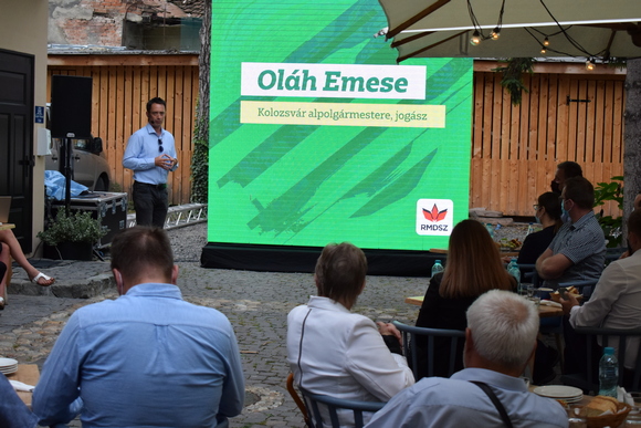 Csoma Botond, az RMDSZ kolozsv�ri polg�rmester-jel�ltje mutatja be a v�rosi tan�csos jel�lteket. A lista vezet�je Ol�h Emese v�rosi tan�csos-jel�lt 
