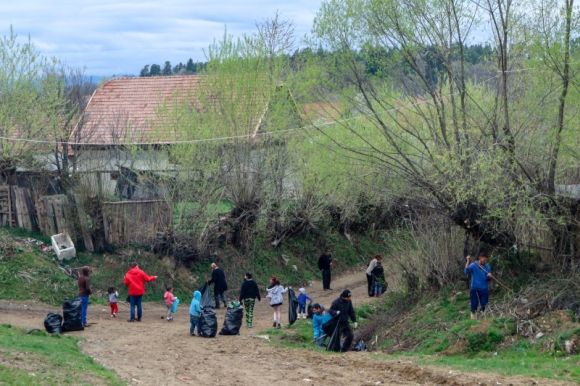 2019-ben a zabolai roma k�z�ss�g is r�szt vett a tavaszi takar�t� akci�ban.  