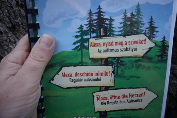 Alexa k�nyv�nek bor�t�ja, melyben hasznos tippeket ad autist�knak �s a vel�k foglalkoz�knak egyar�nt