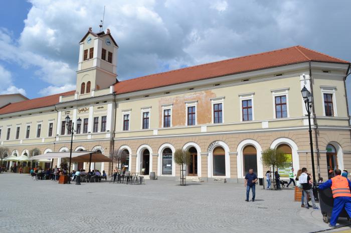 Az egykori „Baz�r” �p�lete. A 19. sz�zad v�g�re k�sz�lt el a „baz�r” klasszicista st�lus� �p�lete. Jelenleg a Kov�szna Megye Tan�csa fenntart�s�ban m�k�d� Sz�kely Nemzeti M�zeum alegys�gek�nt jegyzett Gy�rf�s Jen� K�pt�r sz�khelye a sepsiszentgy�rgyi egykori Baz�r �p�lete.