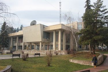 Bogdan Hossu, az Alfa Kartell orsz�gos vezet�je kor�bban azt nyilatkozta: a Szakszervezetek M�vel�d�si H�za, ahogy a neve is jelzi, a szakszervezetek tulajdona, de a szakszervezeti vagyon helyzet�t a rom�n �llam nem tiszt�zta. A helyi �rdekv�delmiseknek nincs �s nem is volt belesz�l�sa abba, hogy mi t�rt�nik az �p�lettel. A telekk�nyvben tov�bbra is az 1990-ben felsz�molt Rom�niai Szakszervezetek �ltal�nos Sz�vets�ge (UGSR) szerepel az �p�let tulajdonosak�nt. A jogut�dl�s k�rd�s�t az�ta sem siker�lt rendezni, mind�ssze a gondnoks�g ker�lt a rendszerv�lt�s ut�ni �vekben l�trehozott Szakszervezeti M�vel�d�si H�zak Orsz�gos Egyes�let�hez.<br />
<br />
