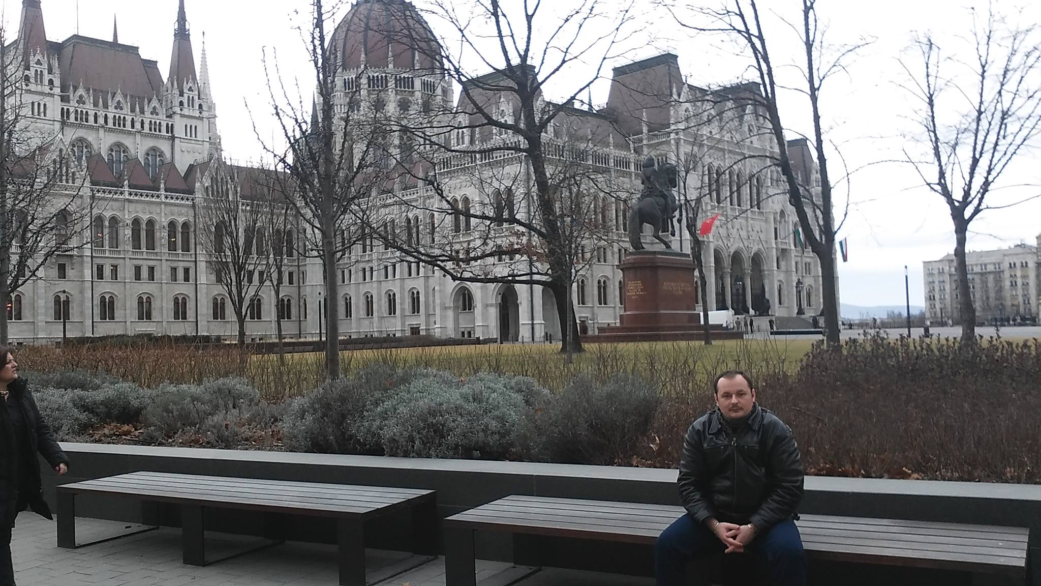 Vasile Nagy Budapesten, az Orsz�gh�z el�tt. Forr�s: Vasile Nagy Facebook-oldala