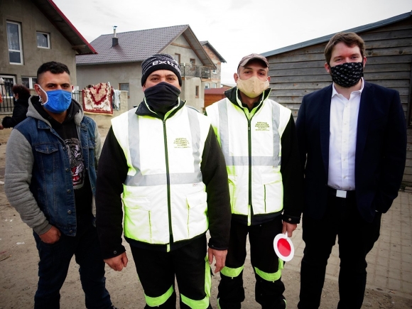 MOPSosok, azaz a helyi roma polg�r�rs�g, egyenruh�ban, forgalmi ir�ny�t�t�rcs�val a kez�kben. 