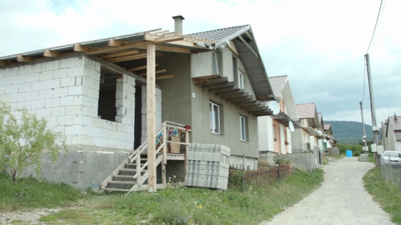 Urbanisztikailag megtervezett, infrastrukt�r�val ell�tott lak�h�zak R�nk (Rankovce) telep�l�sen. 