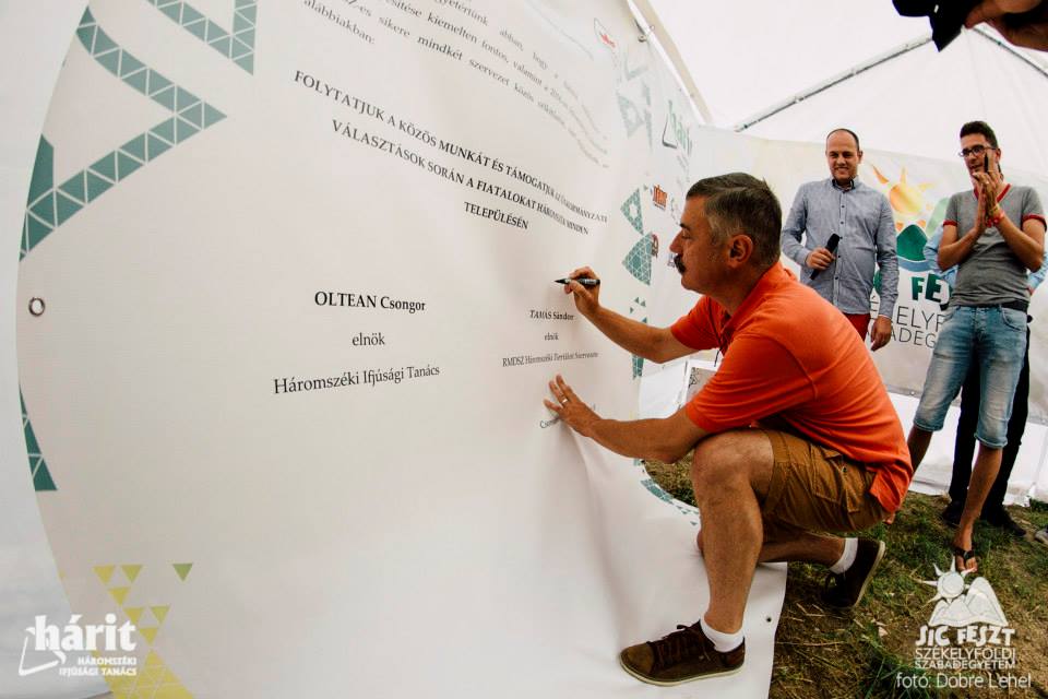 Szerz�nk azonban m�g eml�kszik egy olyan fesztiv�los pillanatra, amikor a politikusok valami szerz�d�shez hasonl�t �rtak al� a Sic Feszten. 