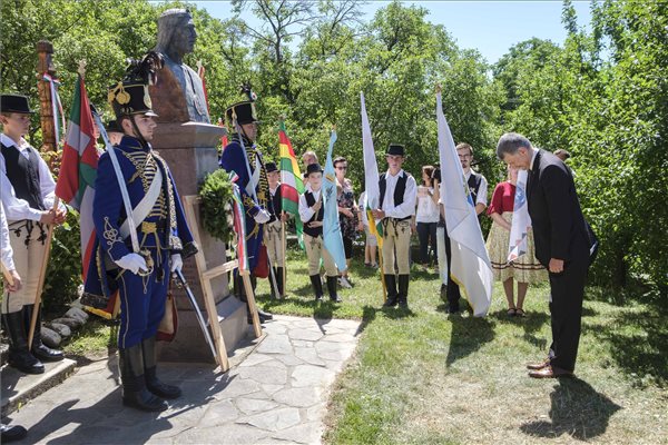 Kvr Lszl megkoszorzza Szent Istvn mellszobrt Szkelyszentkirlyon. Fot: MTI/Veres Nndor