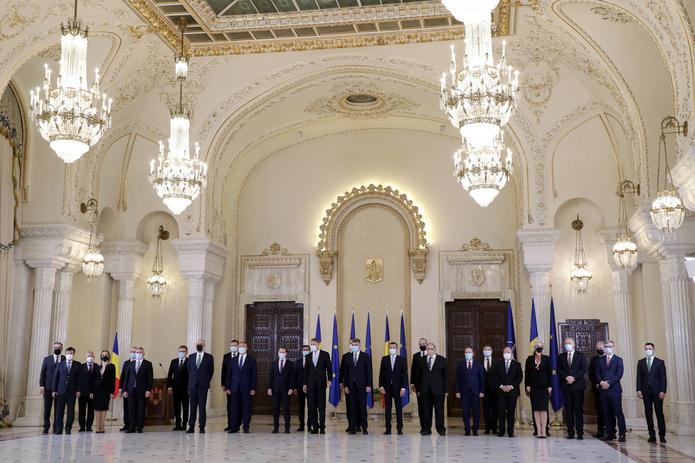 A legfrissebb rom�n korm�ny, amely a PSD-PNL-RMDSZ koal�ci�ja nyom�n j�tt l�tre. A korm�nytagok k�z�tt ott van Kelemen Hunor, Cseke Attila �s T�nczos Barna. Fot�: gov.ro