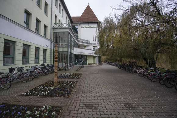 A gyulai Erkel Ferenc Gimn�zium udvar�n p�ntek d�lel�tt m�g mindenhol ott sorakoznak a di�kok biciklijei. �rs is sz�vesen bring�zna haza, ha nyitva lenne a Nagyzerindhez k�zelebbi hat�r�tkel� – Fot�: <b>B�dey J�nos</b> / Telex<br />
