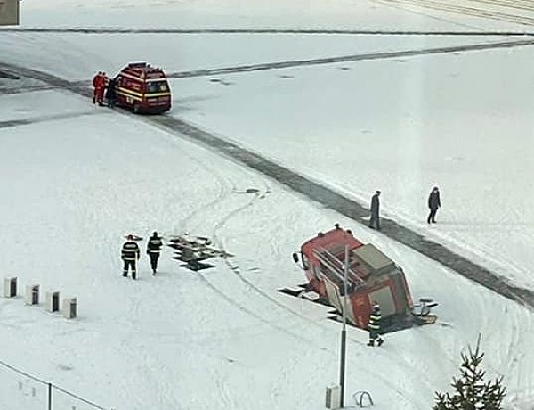 A furgon seg�ts�g�re siet� t�zolt�kocsi is berogyott a sz�k�k�tba, ahonnan v�g�l ki kellett egy daruval emelni. Fot�: satumareonline.ro