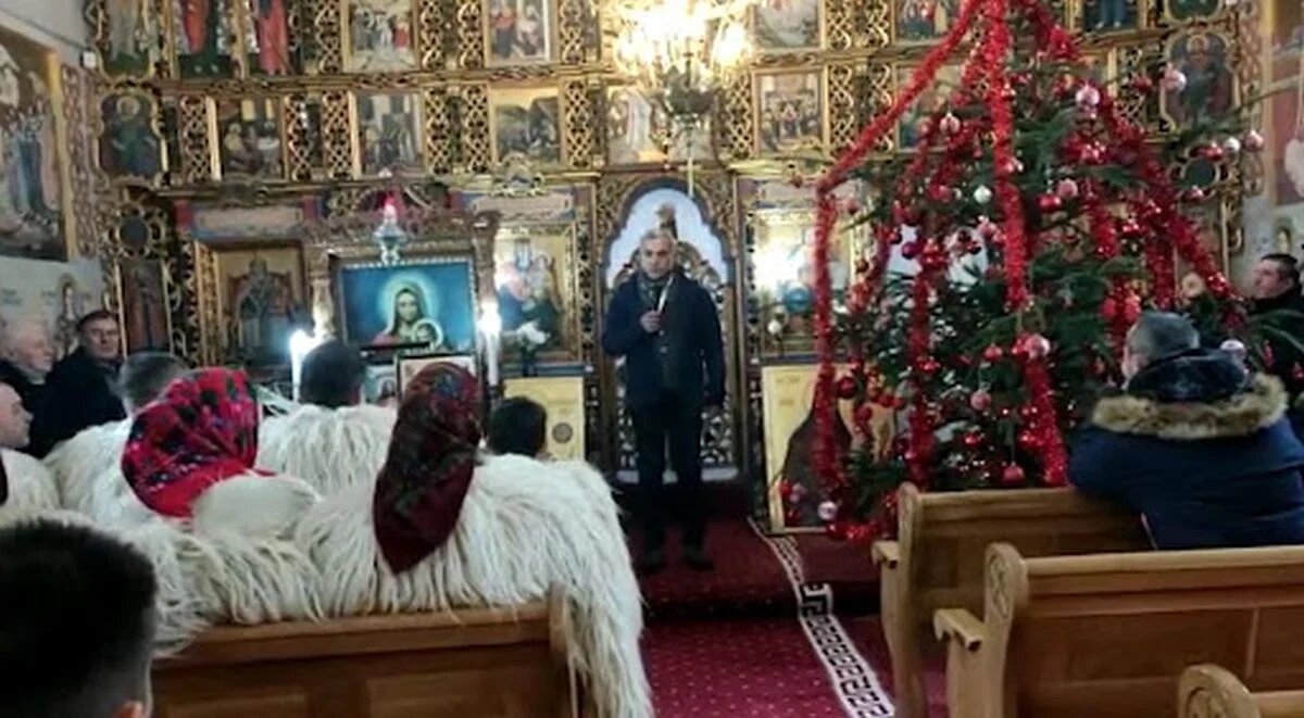 C�lin Georgescu politikai besz�det tart egy templomban. K�perny�ment�s