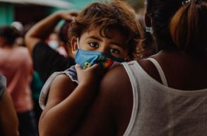 Szen�tus: fizetett szabads�g j�r a Covid-beteg gyerekkel otthon marad� beoltott sz�l�nek is