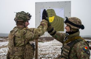 �nk�ntes alap�, fizetett katonai szolg�lat bevezet�s�t fontolgatja a v�delmi miniszt�rium