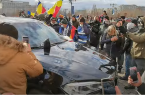 Friss�tve! K�osz a parlamentn�l: az AUR tiltakoz�i megsz�llt�k az �p�let udvar�t, akad�lyozz�k az aut�k bejut�s�t