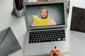 Id�szer�tlennek tartja a Tanul�k Orsz�gos Tan�csa a digit�lis oktat�sra val� �tt�r�st