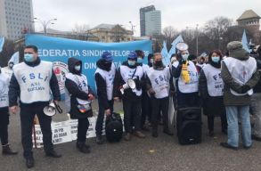 Bukarestben t�ntetnek a tan�gyi szakszervezetek az elmaradt b�remel�s miatt