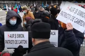 Tint�val �nt�tt�k arcon az AUR t�rseln�k�t Iașiban, a Kis Egyes�l�s �nnep�n