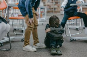 Nem eg�szen 3 h�t alatt t�bb mint 9 ezren h�vt�k a gyermekb�ntalmaz�sok bejelent�s�re szolg�l� 119-es sz�mot