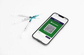 95 szem�ly ellen indult vizsg�lat hamis olt�si igazol�sok miatt, h�zkutat�sokat tartanak