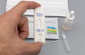 C�mpeanu: 5.660.000 Covid-teszt �rkezik j�v� h�t elej�ig az iskol�kba