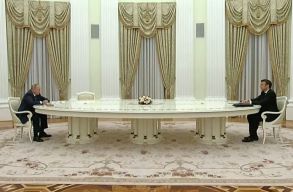 Macron pr�b�l sz�t �rteni Putyinnal �s k�zvet�teni. Egyel�re j�l boldogul