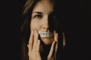 	Civil �ll�sfoglal�s: A filmez�s �s a transzparensek tilalma a Parlamentben a sz�l�sszabads�g korl�toz�sa