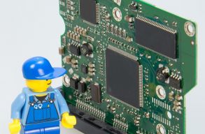 Egy bukaresti k�rh�z s�rg�ss�g�n azt k�rte egy n�, szedj�k ki bel�le a koronav�rus elleni vakcin�t