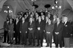 Mark� B�la: J� az egyet�rt�s, de id�nk�nt kell a k�l�nv�lem�ny. K�r, hogy ma m�r nincsenek vit�k