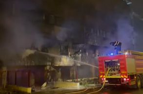 Egy 13 �s egy 15 �vest gyan�s�tanak a cs�t�rt�ki konstancai t�zeset el�id�z�s�vel