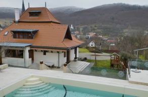 Friss�tve! K�v�r L�szl� sikkaszt�ssal v�dolt kabinetf�n�ke sz�kelyf�ldi �sz�medenc�s h�z�ra bukkantak 